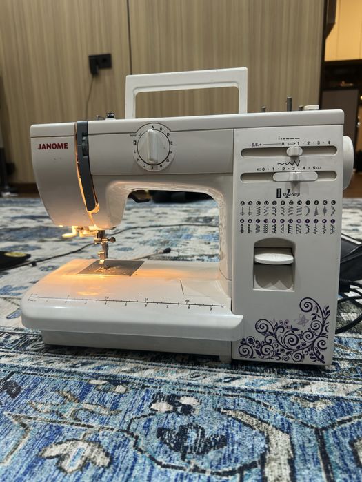 Продам швейную машинку Janome