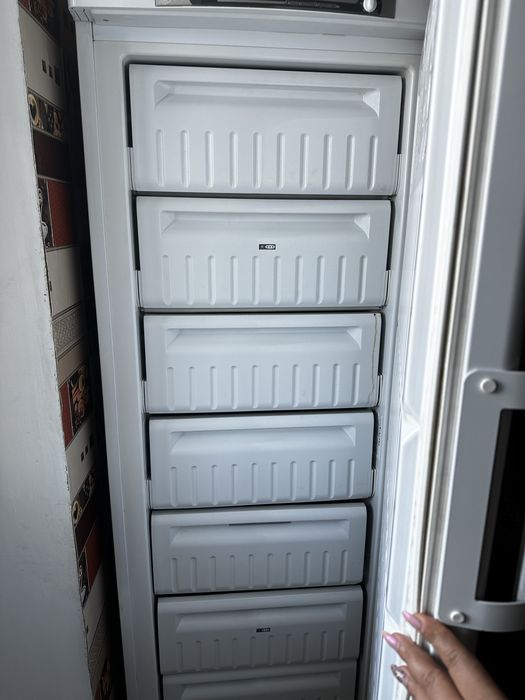 Продам морозильник Indesit