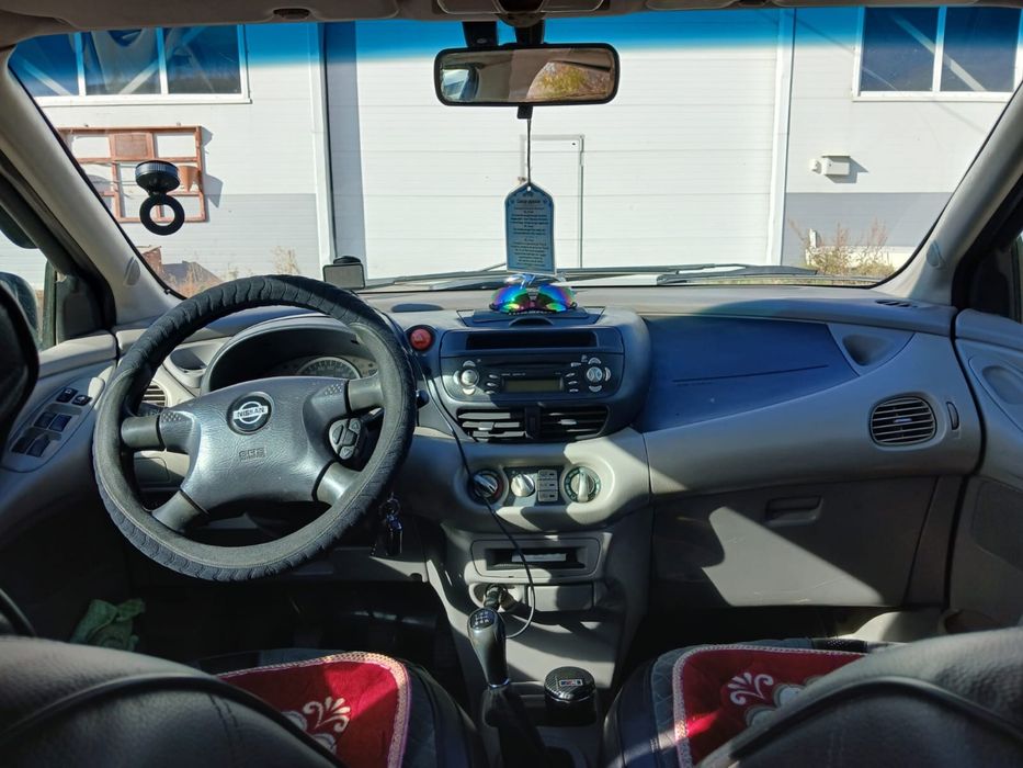 Nissan Almera Tino машина