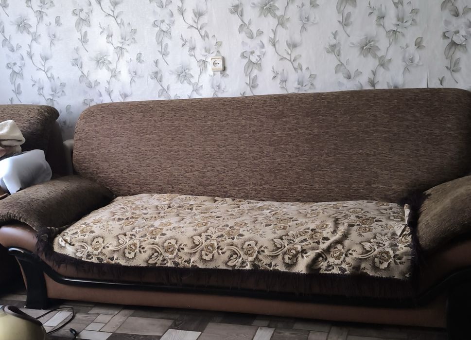 Уголок отдыха диван и два кресла