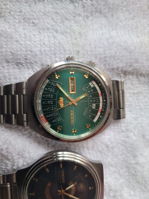 Vând ceasul Orient cu multe calendar