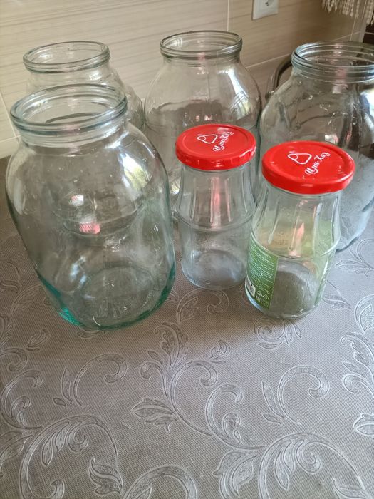 Продам банки двух литровые, имеются с закручивающимися крышками.