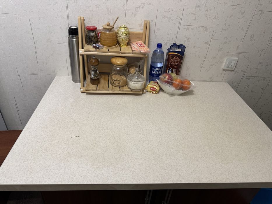 Продается кухонный стол-шкаф.  .