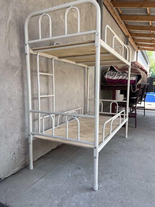 Детский кровать.