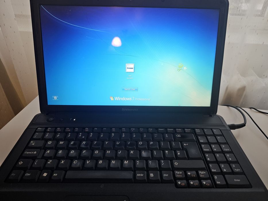 Laptop Lenovo negru