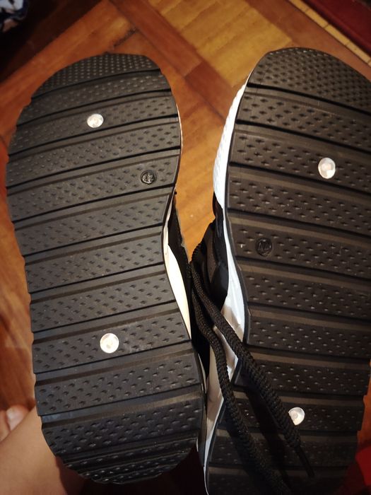 Продам кроссовки новые