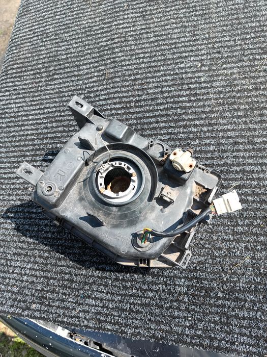 Фара правая Mitsubishi Pajero 2