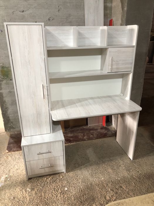 Stol Parta pismenniy