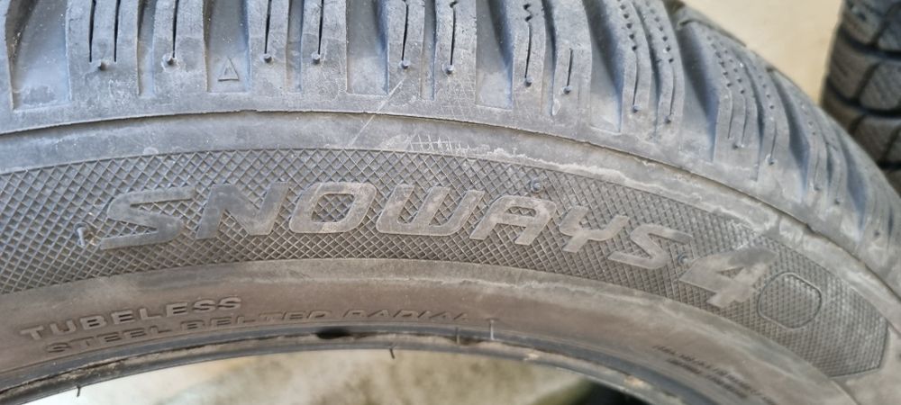 LASSA SNOWAYS 4  215 55 17