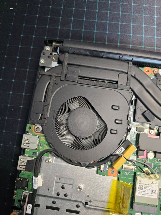 Curățare laptop + schimb pastă termoconductoare Brașov