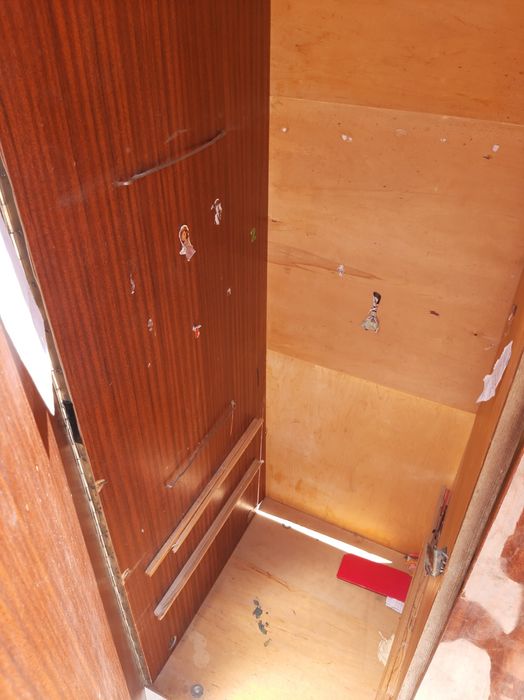 Shfaner SOTILADI eski. Shkaf