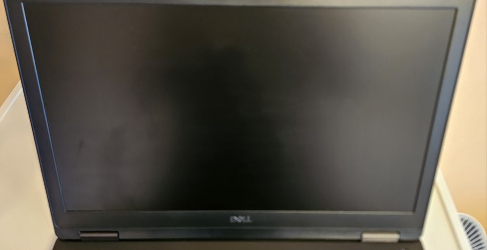 Продавам лаптоп  Dell 5590 32MB RAM 256 GB