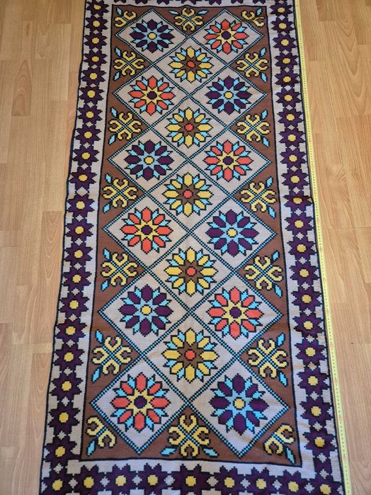 Covor cu motive artistice + 3 perne