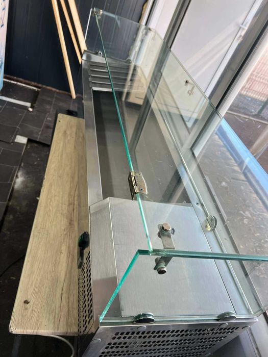 Хладилна витрина салатна