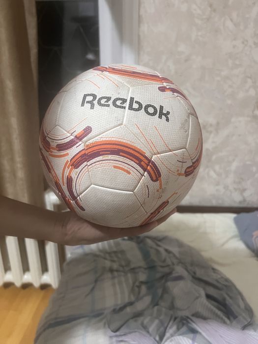 Продается оригинал мяч Reebok