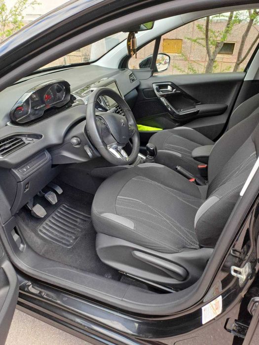 Продавам Peugeot 208