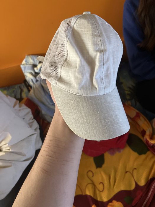 Бялата шапка е 5€ червената е 10€