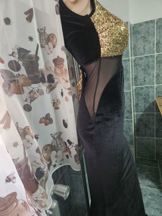 O superbitate de rochie din catifea neagră