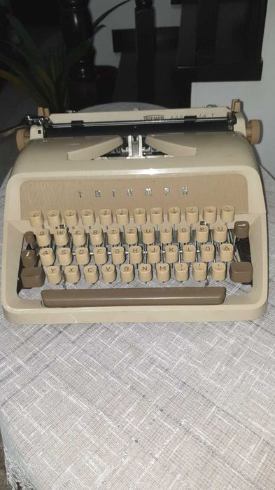 masina de scris cu geanta