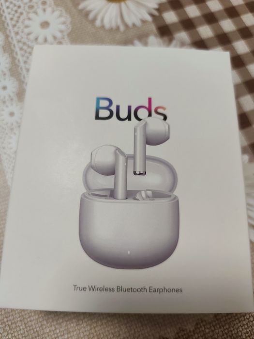 Слушалки Buds чисто нови