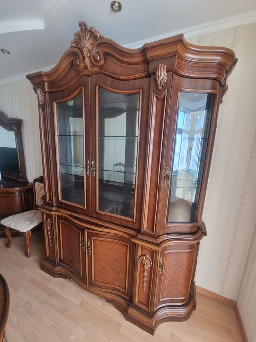 Стол со стульями + сервант + комод