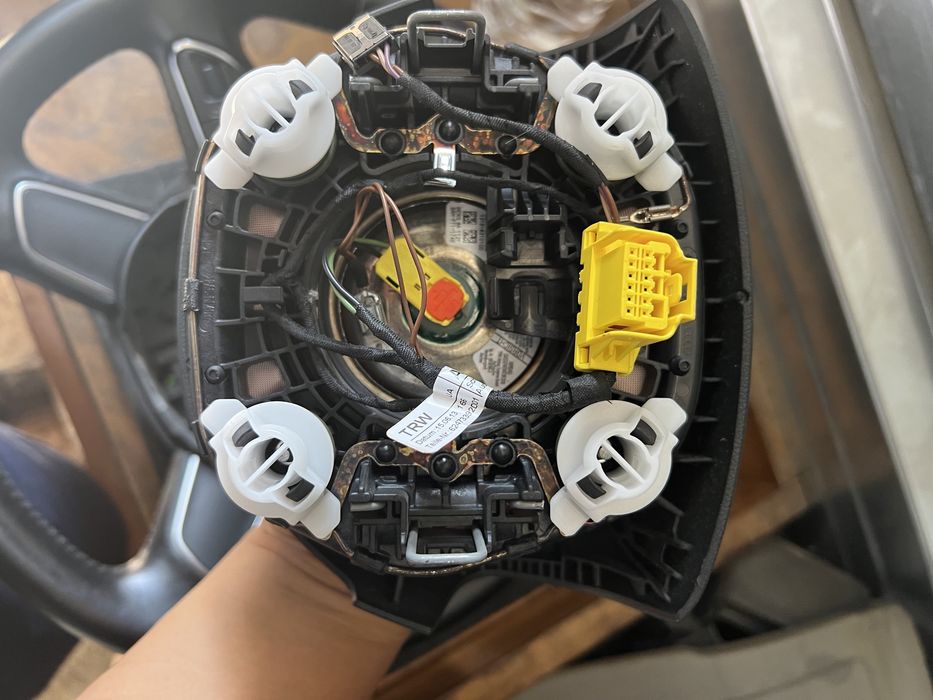 Волан мулти и Airbag от Ауди А4 А5 A3  Audi A4 A3 A5 Q3 Q5 8V0880201