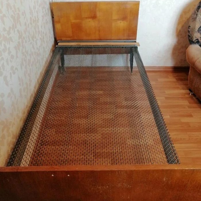 Продам советскую кровать с панцирной сеткой .