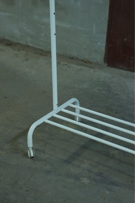 Шкаф и закачалка