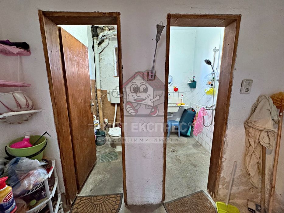 Етаж от къща, с таван и изба, в Центъра на гр.Асеновград