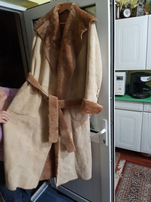 Vînd haină de blană din piele de căprioara
