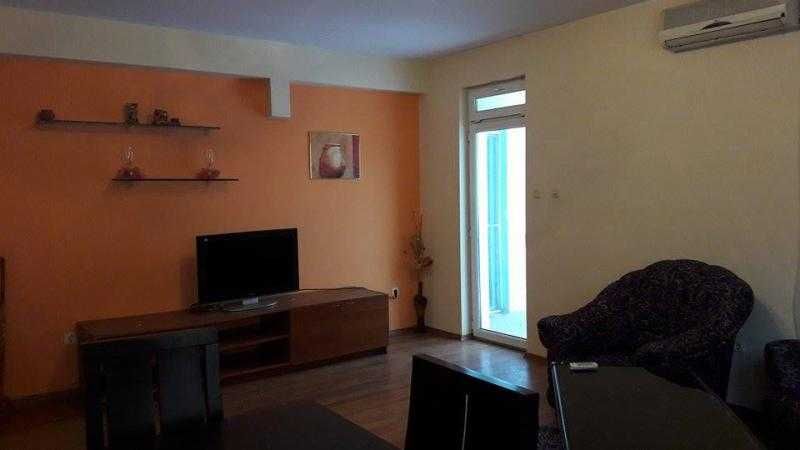 Просторен тристаен апартамент в Лазур