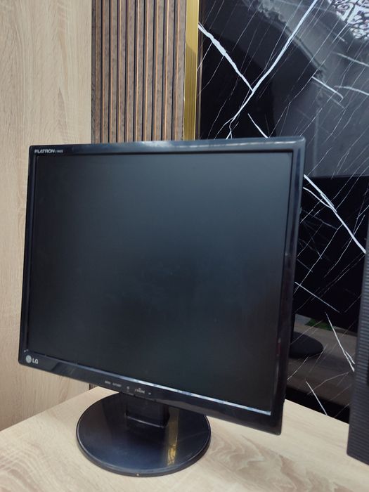 Монитор LG в идеальном состояний