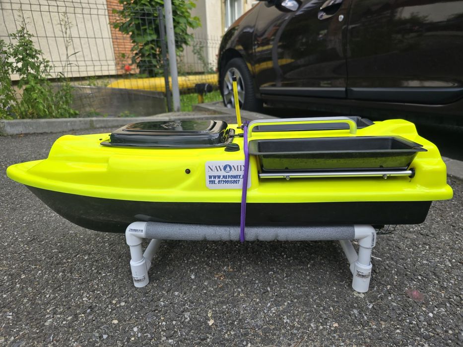 Barcă de nădit (bait boat) cu basculare momeală – 2 acumulatori incluși