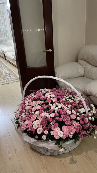 Кустовые розовые в корзине