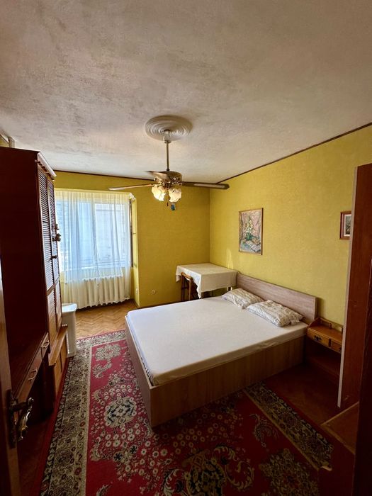 Închiriez apartament cu 4 camere