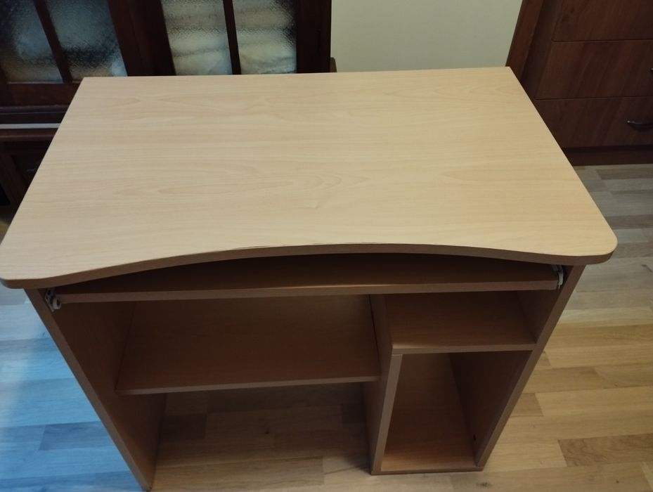 Продавам запазено бюро