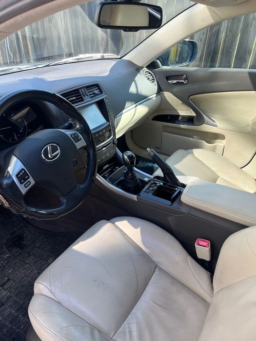 Vând Lexus IS200 D