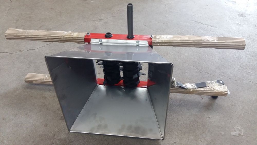 Продавам ръчна мелачка за плодове(ябълки ,дюли и круши)