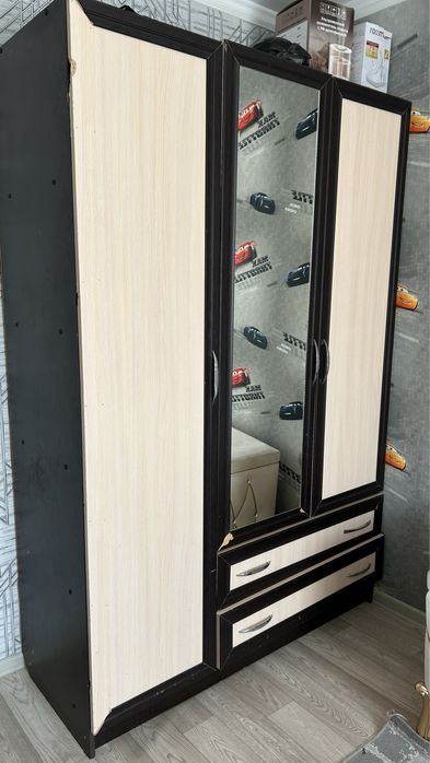 Шкаф трех дверный