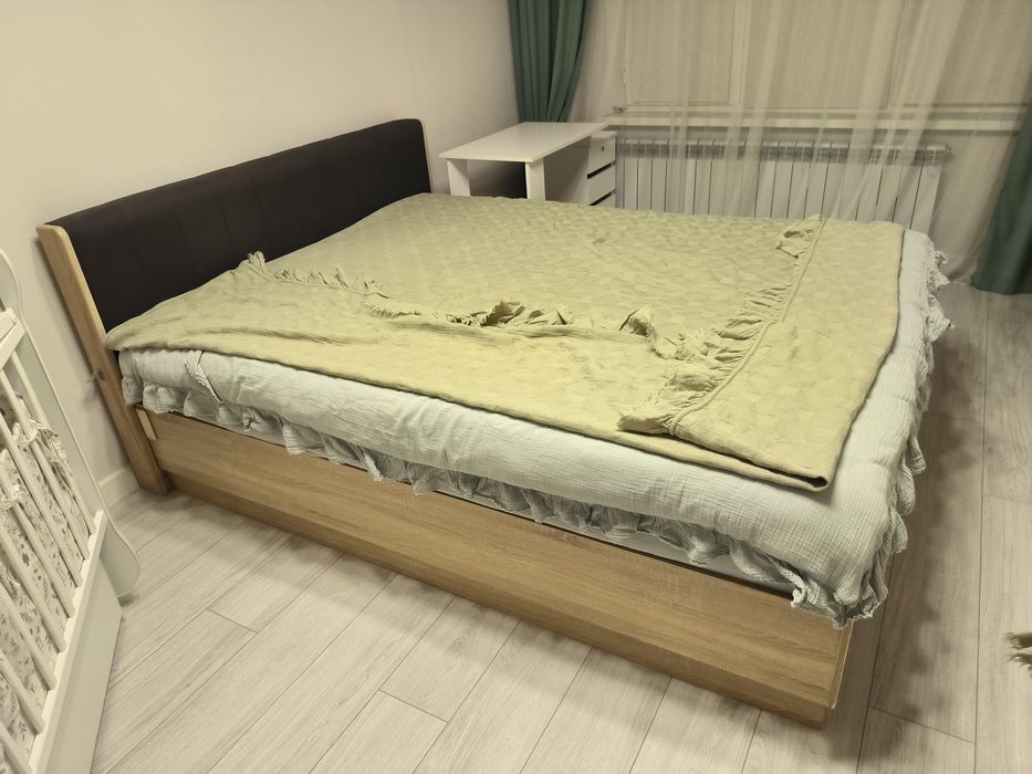 Продам кровать+ тумбочки+комод