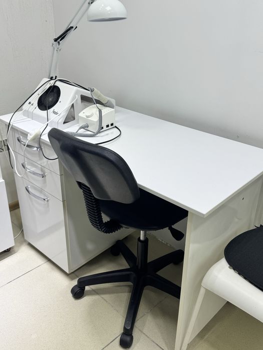 Стол маникюрный.