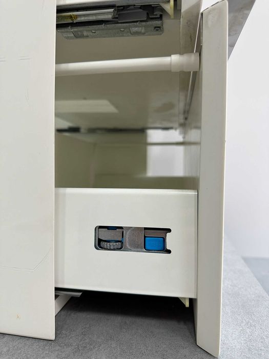 Бял лак шкаф за баня с 2 чекмеджета и плот