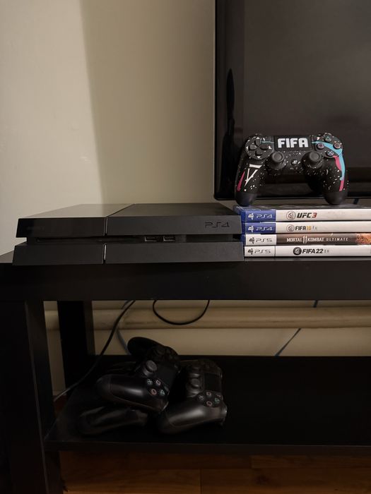 Продам PS4 500 гб + 4 игры