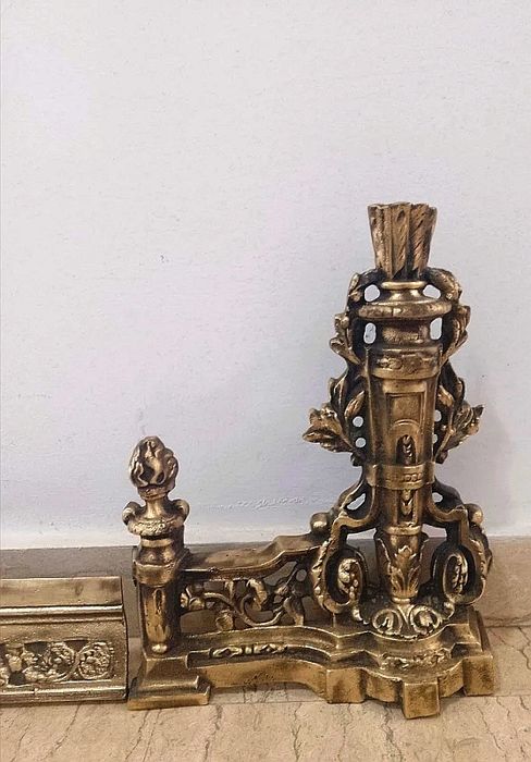 Decor pentru șemineu din bronz masiv in stilul Baroc compus din 3 piese ,piese cu o lucrătură de o foarte mare finețe,stare