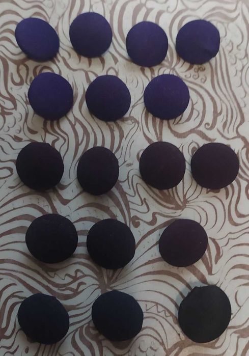 Пуговицы красные, чёрные, синие, коричневые