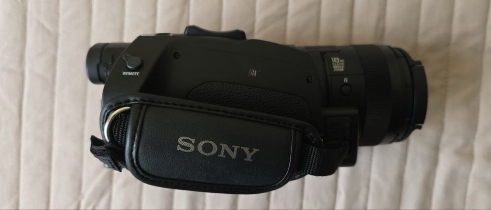 4K HDR видеокамера SONY FDR-AX700