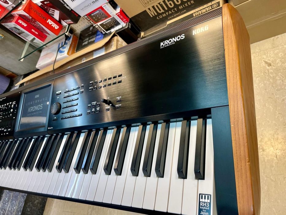 Korg Kronos 2 /73/RH3 (Nou) Japan