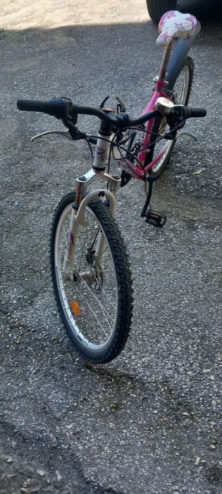 Продавам розово колело.