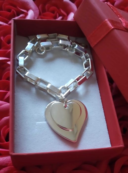 Нова, сребърна гривна с висулка. В кутия за подарък.