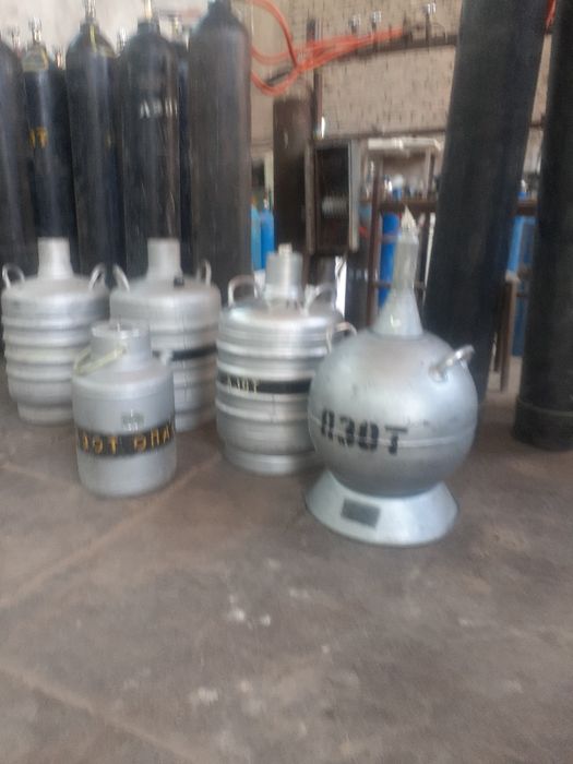 Azot idishlari  6,15,16,17,18 va 26 litrlilari bor.